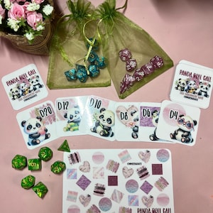 Panda Roll Call Würfel Zufallsspiel | 6 Würfel enthalten | D4 D6 D8 D10 D12 D20 | 12 Würfelkarten | Spielbrett | Physisches Produkt