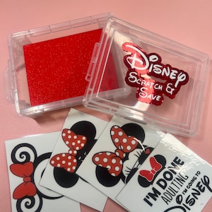Disney Rubbellos & Sparen Einsparungen Herausforderung | 20 laminierte Karten | Niedrige hohe Dollarreichweite | Aufbewahrungsbox enthalten | Cash-Füllung | Budgetierung