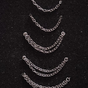 Cadena y piercings para la nariz