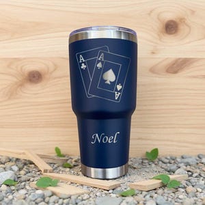 aangepaste pokerbeker van 30 oz voor heren – vacuümgeïsoleerde mok, gepersonaliseerde grote reisbeker, roestvrijstalen dubbelwandige kolf | Ontwerp AA