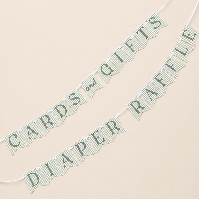 K&ouml;nnte beinhalten: Zwei hellgr&uuml;ne Vichy-Girlanden mit wei&szlig;er Schnur. Auf der einen Girlande steht "CARDS and GIFTS", auf der anderen "DIAPER RAFFLE". Die Buchstaben sind dunkelgr&uuml;n.