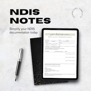 Pode incluir: Um tablet digital exibe um modelo de Notas de Sessão do Cliente NDIS. As palavras "NDIS NOTES" e "Simplify your NDIS documentation today" estão na imagem. Uma caneta preta e um caderno preto também são visíveis.