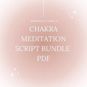 Puede incluir: Un fondo degradado rosa y blanco con texto blanco que dice "Mindfully Kelly Chakra Meditation Script Bundle PDF". Hay dos estrellas blancas en la esquina superior derecha y dos estrellas blancas en la esquina inferior izquierda.