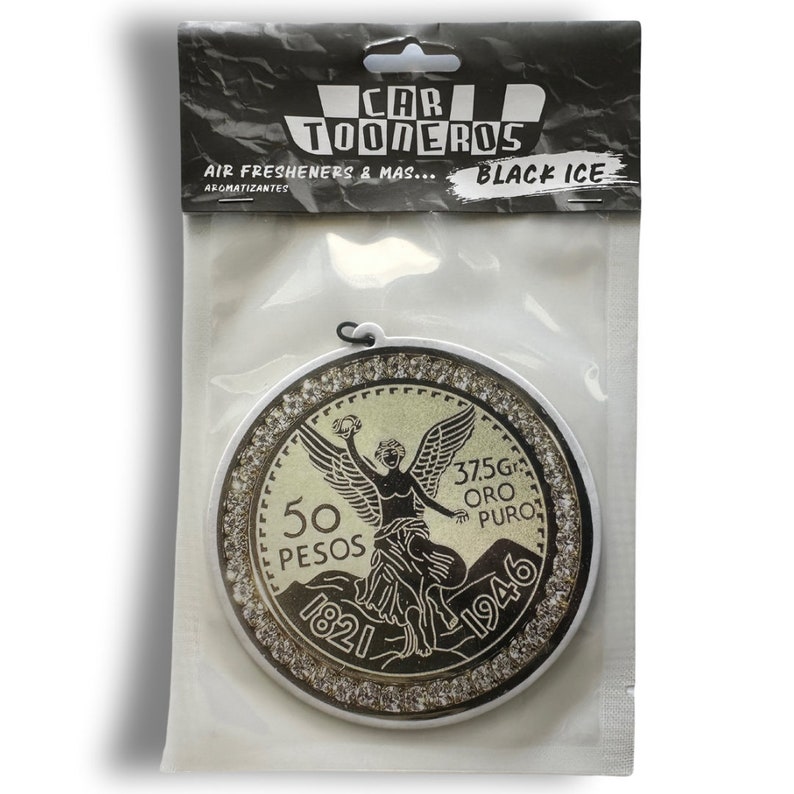 Pu&ograve; includere: Un profumatore per auto rotondo e bianco con un design argento e oro. Il design presenta una figura alata che tiene una ghirlanda, con il testo "50 PESOS 1821 1946 37.5G ORO PURO" attorno al bordo.