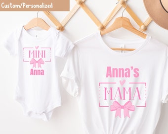 Personalisierte Mama und Mini Coquette Shirt Set, benutzerdefinierte Mama und Baby Kleinkind T-Shirt, passende Mama und mich Shirts, neue Mama Shirt, rosa Schleife, Mädchen Mama