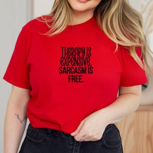 Maglietta con citazione sarcastica divertente, la terapia è costosa, il sarcasmo è gratuito, maglietta con grafica umoristica, maglietta rossa casual per donna