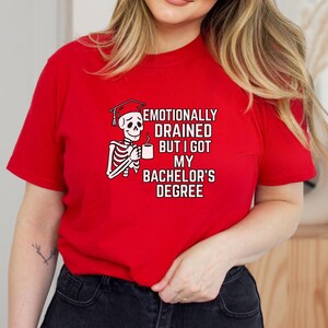 Sarkastisches Skeleton T-Shirt, emotional ausgelaugt, aber ich habe meinen Bachelor-Abschluss, lustiges Abschluss-Shirt, Kaffee-Liebhaber-Geschenk, Unisex T-Shirt,