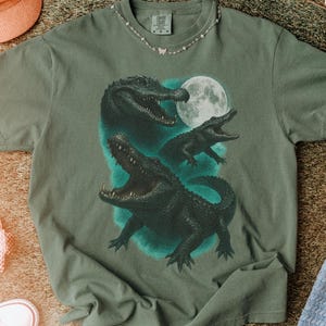 Vintage Alligator T-Shirt | Retro Gator Moon Graphic Tee | Unisex Reptile Shirt | Wildlife Lover Gift | Unique Animal Graphic Tee 2025