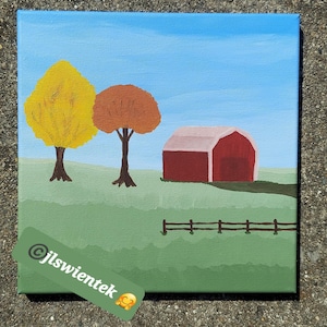 Op de afbeelding: Een vierkant canvas schilderij met een landelijk landschap met een rode schuur, een gele boom en een oranje boom tegen een lichtblauwe lucht. Een bruine houten omheining loopt over het groene veld. De tekst "©jlswientek" staat op een groene overlay.