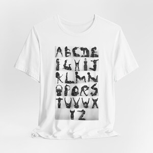Camiseta gráfica com pose do alfabeto Shibari