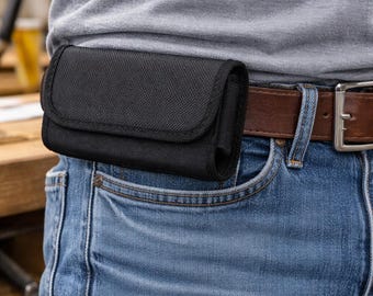 Funda vertical de nailon Wireless City para teléfono con clip y presilla para cinturón, compatible con iPhone 17 Pro, 16, 15, 14, 13, 12, 11 y XR, tamaño mediano, color negro.