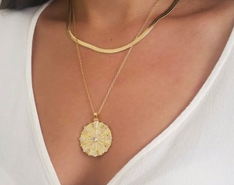 Złoty naszyjnik z medalionem w kształcie promieni słonecznych: zawieszka wypełniona 18-karatowym złotem