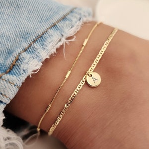ゴールドのイニシャルアンクレット：防水仕様のパーソナライズされたアンクレット