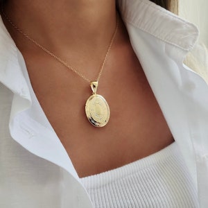 Vintage 18k Gold Filled Locket: Oval Photo Necklace, Gift for Mom