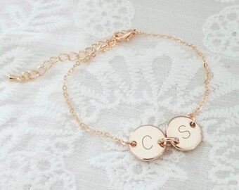Pulsera con inicial personalizada para regalo de nacimiento para mamás primerizas