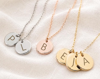 Collar con inicial de mamá, regalo personalizado con el nombre de los niños para ella.