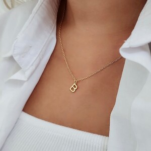 Collar inicial Mini de oro de 18K / Collar de letras de SocialJewelsCo / Collar de encanto de letras / Joyería personalizada / Collar de letras