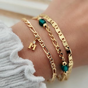 Zestaw bransoletek ze złota 18k: Inicjał, błękit morski, delikatny łańcuszek