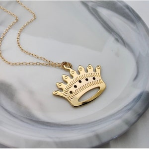 Zierliche Königin Halskette, Geburtstagsgeschenk, niedliche Kronen Halskette, handgemachter Schmuck, Geschenk für Frauen, Geschenk für sie