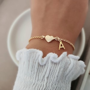 Pulsera con letra, pulsera con inicial, pulsera de dama de honor, pulsera con letra personalizada, regalo para ella, pulsera de capas, regalo para el Día de la Madre
