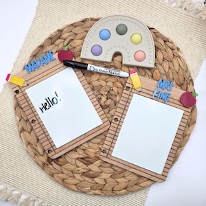 Tableau mémo effaçable à sec pour professeur personnalisé - Papier ligné avec nom en acrylique - Motif pommes et crayons