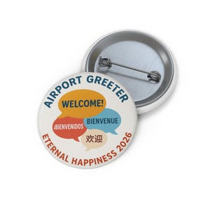 Może przedstawiać: Biała przypinka z niebieskim napisem "AIRPORT GREETTER". Przypinka zawiera dymki z napisami "WELCOME!", "BIENVENIDOS", "BIENVENUE" i "欢迎". Widoczny jest również napis "ETERNAL HAPPINESS 2026".