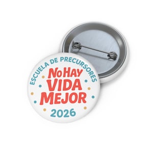 Puede incluir: Pin de botón blanco con el texto "ESCUELA DE PRECURSORES No HAY VIDA MEJOR 2026" en rojo y azul. El pin tiene una parte trasera de metal y un cierre de alfiler de seguridad. El botón es redondo y tiene un acabado brillante.