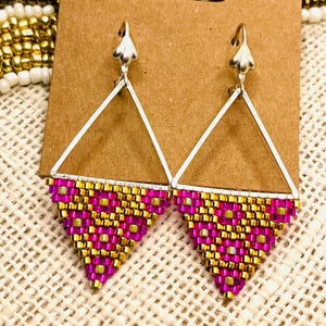 Blume Perlen Dreieck Ohrringe - Rosa und Gold Perlenarbeit Fransen - Kanadischer handgemachter Schmuck - Geschenk für sie - Personalisierte Ohrring Haken