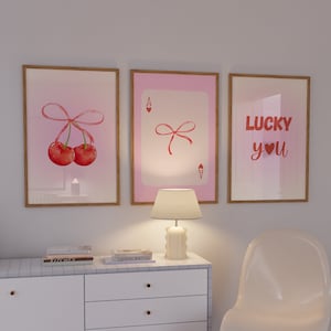 Set van 3 muurkunst, roze strik kersenprint, aaskaart strik poster, Lucky You print, coquette kamer decor girly kunst aan de muur College appartement decor
