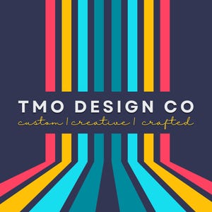 Pu&ograve; includere: Un logo grafico su sfondo blu scuro con strisce verticali rosa, gialle e turchesi. Il testo TMO DESIGN CO appare in lettere maiuscole bianche, seguito dalle parole custom | creative | crafted in un carattere corsivo di colore giallo.