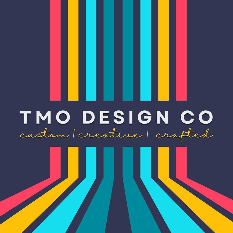 Pu&ograve; includere: Un logo grafico su sfondo blu scuro con strisce verticali rosa, gialle e turchesi. Il testo TMO DESIGN CO appare in lettere maiuscole bianche, seguito dalle parole custom | creative | crafted in un carattere corsivo di colore giallo.