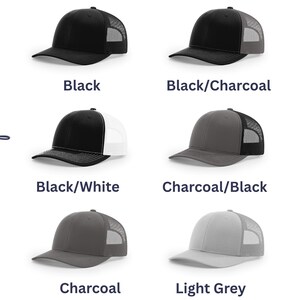 Pu&ograve; includere: Sei cappellini trucker con retro in rete e pannelli frontali solidi, mostrati in varie combinazioni di colori tra cui nero, nero e antracite, nero e bianco, antracite e nero, antracite e grigio chiaro, con il testo Choice of color.