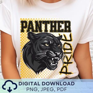 Pu&ograve; includere: Una t-shirt bianca con la grafica di una testa di pantera nera con i denti in mostra. Sopra la pantera, la parola PANTHER &egrave; stampata in lettere maiuscole nere con contorni gialli. A destra, la parola PRIDE &egrave; stampata verticalmente in nero.