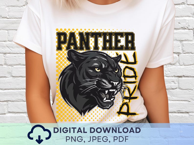 Pu&ograve; includere: Una t-shirt bianca con la grafica di una testa di pantera nera con i denti in mostra. Sopra la pantera, la parola PANTHER &egrave; stampata in lettere maiuscole nere con contorni gialli. A destra, la parola PRIDE &egrave; stampata verticalmente in nero.