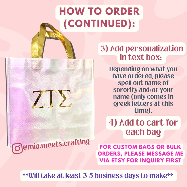 K&ouml;nnte beinhalten: Eine rosa und wei&szlig;e Tragetasche mit goldenen Henkeln und goldenen Buchstaben, auf der "ZTS" steht. Die Tasche hat einen Social-Media-Handle f&uuml;r den Verk&auml;ufer, @mia.meets.crafting. Das Bild enth&auml;lt Anweisungen, wie man eine personalisierte Tragetasche bestellt, einschlie&szlig;lich der Hinzuf&uuml;gung einer Personalisierung in einem Textfeld, der Hinzuf&uuml;gung zum Warenkorb und der Kontaktaufnahme mit dem Verk&auml;ufer f&uuml;r kundenspezifische Bestellungen.