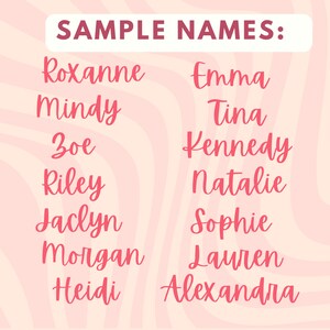 K&ouml;nnte beinhalten: Ein rosa-wei&szlig; gestreifter Hintergrund mit dem Text "SAMPLE NAMES:" in rosa. Eine Liste von weiblichen Namen in rosa Schrift, darunter Roxanne, Mindy, Zoe, Riley, Jaclyn, Morgan, Heidi, Emma, Tina, Kennedy, Natalie, Sophie, Lauren und Alexandra.