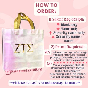 K&ouml;nnte beinhalten: Eine rosa und wei&szlig;e Einkaufstasche mit goldenen Henkeln und den Buchstaben "ZTS" in Gold auf der Vorderseite. Die Tasche ist mit einem holografischen Effekt verziert. Der Text "HOW TO ORDER" befindet sich oben im Bild. Der Text "Select bag design" befindet sich unter dem Text "HOW TO ORDER". Der Text "Blank only, Name only, Sorority name only, Sorority name + name" befindet sich unter dem Text "Select bag design". Der Text "Proof Required" befindet sich unter dem Text "Sorority name + name". Der Text "YES I will send over a proof of design within 24-48 hrs. Pls respond promptly. Otherwise, will base on what is written/requested" befindet sich unter dem Text "Proof Required". Der Text "NO You are agreeing that all names are correct. Please triple check prior to purchasing since this item is non-refundable/exchanged." befindet sich unter dem Text "YES I will send over a proof of design within 24-48 hrs. Pls respond promptly. Otherwise, will base on what is written/requested". Der Text "Will take at least 3-5 business days to make" befindet sich unten im Bild.