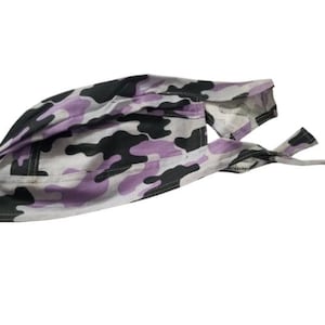 Op de afbeelding: Een paarse en zwarte camouflage bandana met een stropdas aan de achterkant.