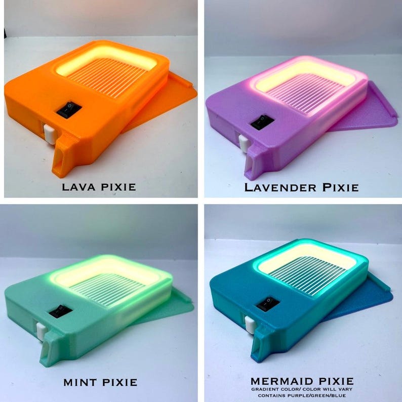 K&ouml;nnte beinhalten: Vier farbenfrohe, rechteckige Leuchten mit leuchtendem Innenraum und einem kleinen Schalter. Die Farben sind Orange, Lila, Mintgr&uuml;n und T&uuml;rkis. Jede Leuchte tr&auml;gt die Aufschrift: "LAVA PIXIE", "LAVENDER PIXIE", "MINT PIXIE" und "MERMAID PIXIE".