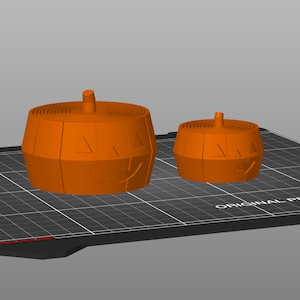 Pu&ograve; includere: Due portacandele a forma di zucca stampati in 3D di colore arancione. Il pi&ugrave; grande &egrave; in primo piano e il pi&ugrave; piccolo &egrave; sullo sfondo.