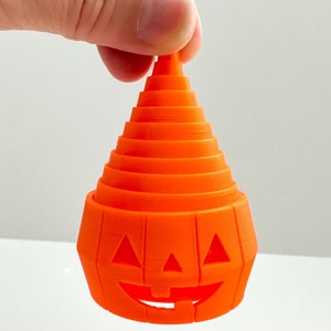Pu&ograve; includere: Zucca di Halloween in plastica arancione con un viso di zucca intagliato. La zucca &egrave; composta da pi&ugrave; strati che possono essere impilati uno sopra l'altro.