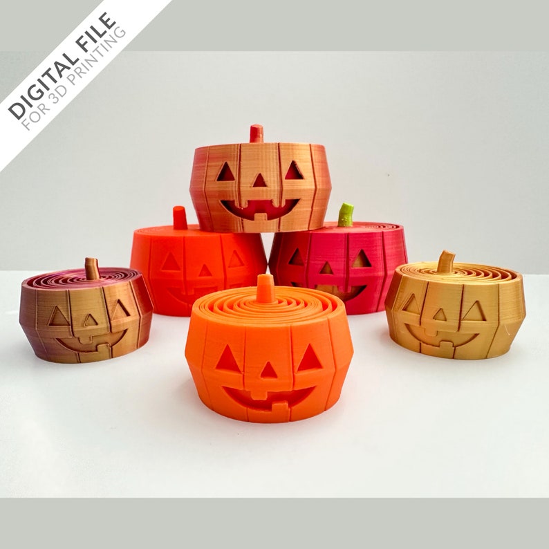 Pu&ograve; includere: Cinque anelli impilabili a forma di zucca di Halloween stampati in 3D in arancione, rosso e oro. Gli anelli sono progettati per essere impilati l'uno sull'altro, creando una decorazione di Halloween divertente e festosa.