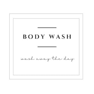 Op de afbeelding: Een zwart-witte afbeelding met de tekst "BODY WASH" en de zin "wash away the day" in cursief.