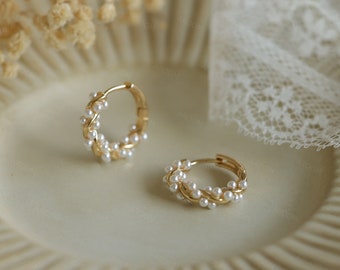 Vintage Twisted Pearl Hoops Earrings in 14K Gold - Dainty Mother of Pearl Earring - Delicate Pearl Earlobe Earrings - Best Friend Gift