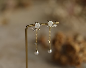 Delicate White Flower Pearl Dangle Earrings in 18k gold - Floral Mother of Pearl Earrings - Bridesmaid Gift for Her - Dainty Earrings