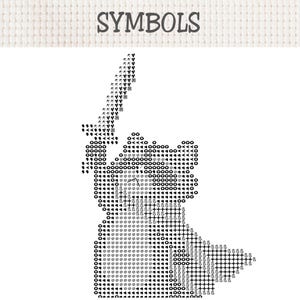 Pu&ograve; includere: Uno schema per punto croce con la scritta SYMBOLS in alto, caratterizzato da un design a griglia in bianco e nero. Il motivo raffigura la sagoma di una figura che impugna una spada, composta da vari simboli neri tra cui segni pi&ugrave;, cerchi e lettere.