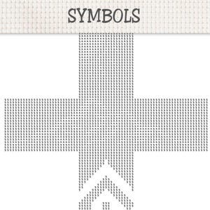 Peut inclure: Un diagramme de point de croix avec le mot SYMBOLS en police gris fonc&eacute; en haut, plac&eacute; sur une grille de tissu blanc. Le motif se compose d'un agencement r&eacute;p&eacute;titif des caract&egrave;res noirs 5 et A formant une forme de croix sur le tissu.
