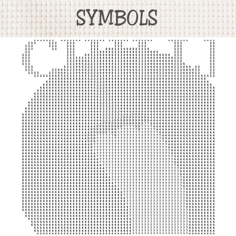 Pu&ograve; includere: Uno schema a punto croce su tessuto Aida bianco con la parola SYMBOLS in alto. Il disegno consiste in una griglia riempita con cifre nere 1, 3, 4, 7 e 9 disposte a formare una forma circolare su uno sfondo bianco.