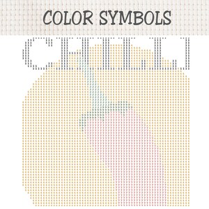Pu&ograve; includere: Uno schema per punto croce su tessuto Aida bianco con il testo COLOR SYMBOLS in alto. La griglia mostra un motivo numerico con cifre nere, beige, azzurre, blu scuro e rosse che rappresentano specifici colori di filo.