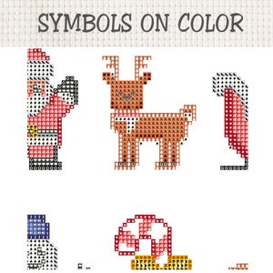 Pu&ograve; includere: Uno schema a punto croce intitolato SYMBOLS ON COLOR con disegni natalizi pixelati, tra cui Babbo Natale, una renna, un bastoncino di zucchero e una calza. Ogni figura &egrave; composta da piccoli quadrati colorati contenenti vari simboli.